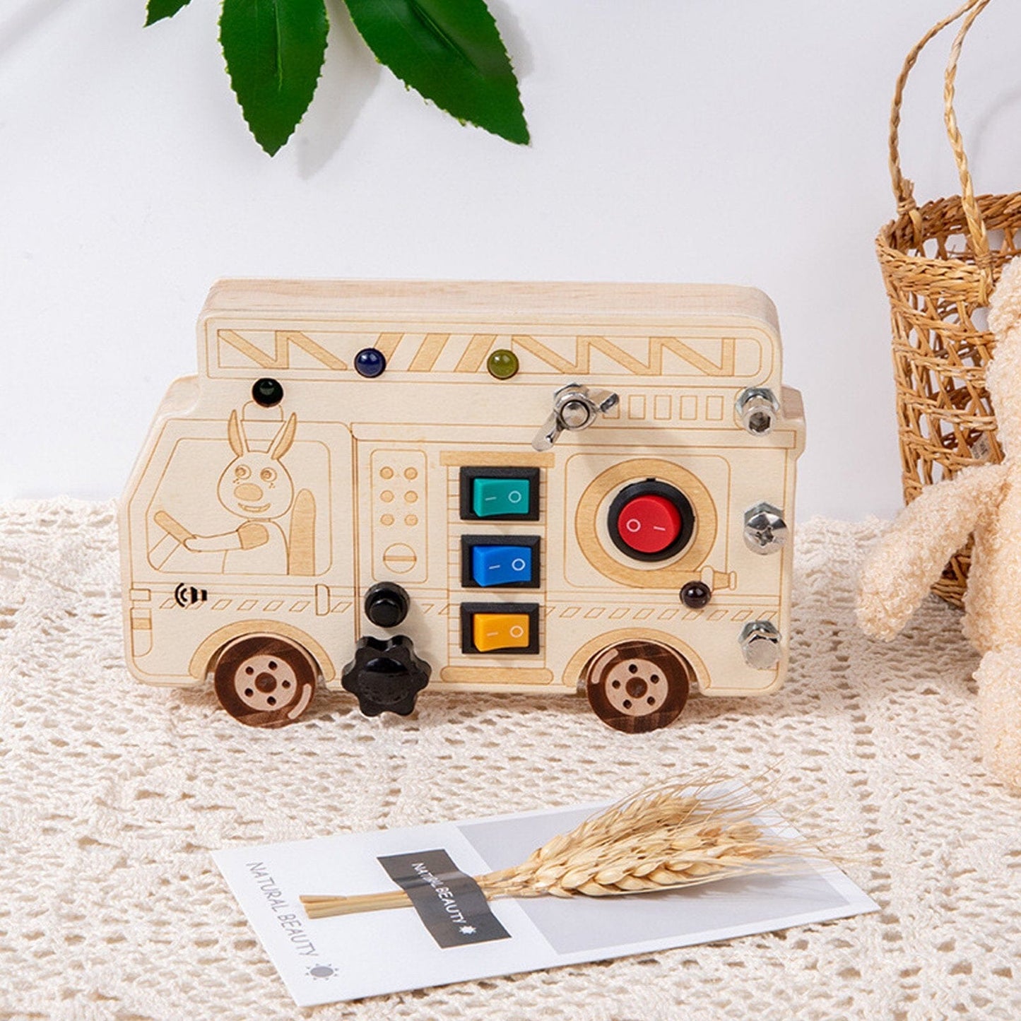 Tableau Montessori - BusyBoardCircuit™ - Camion de pompier - Mamanternelle